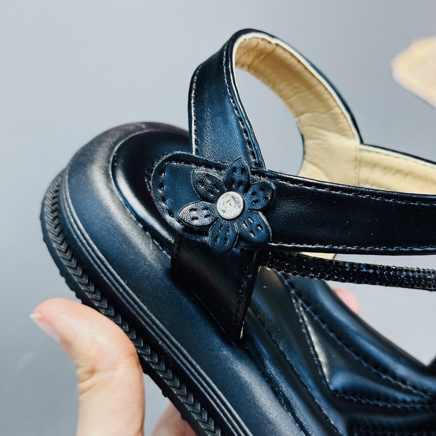 صندل دخترانه طرح گل نگینی از toobaco کد 011005