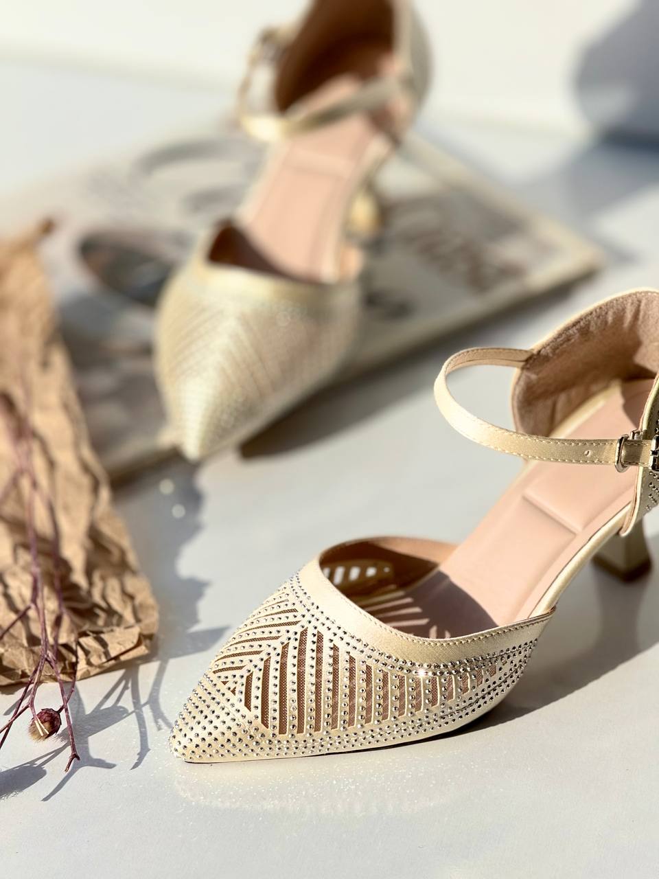 کفش گلبرگ نگینی