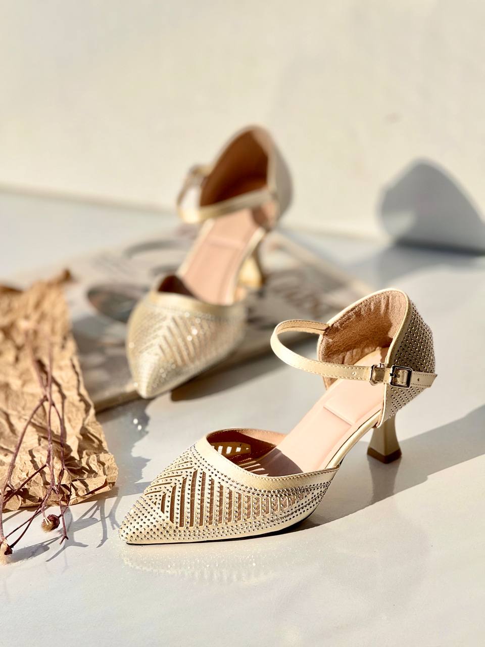 کفش گلبرگ نگینی